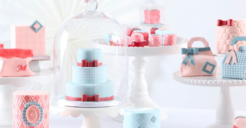 Mini cakes and mini purse cakes