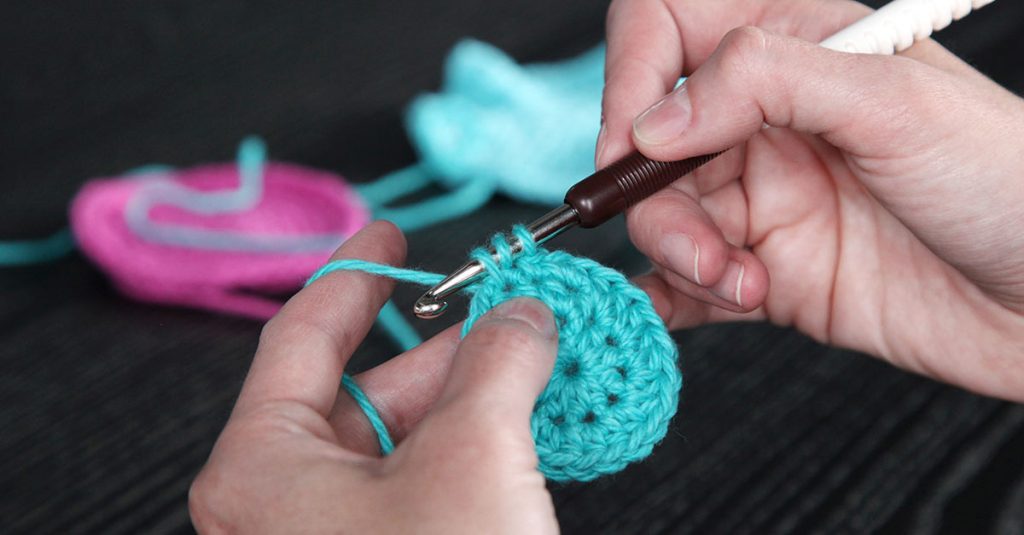 Knitting a circle with aqua yarn
