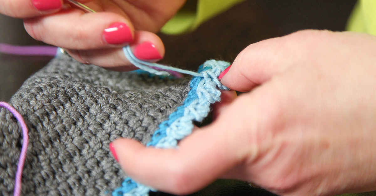 Knitting a blue edge