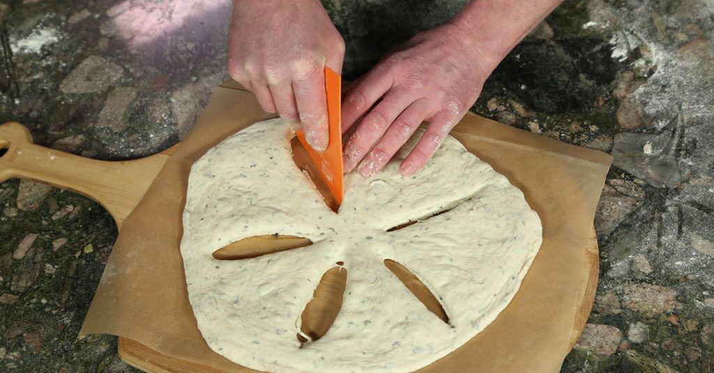 Cutting into round dough