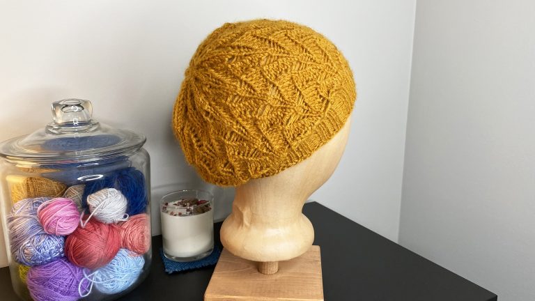 Craftsy Premium: Dahlia Slouchy Hatarticle featured image thumbnail.