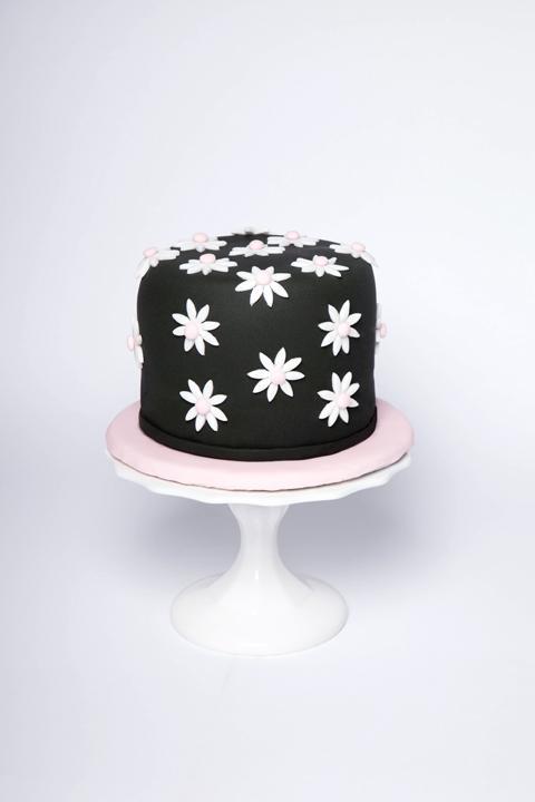 Bluprint Member Cake - Black Cake with White Daisies