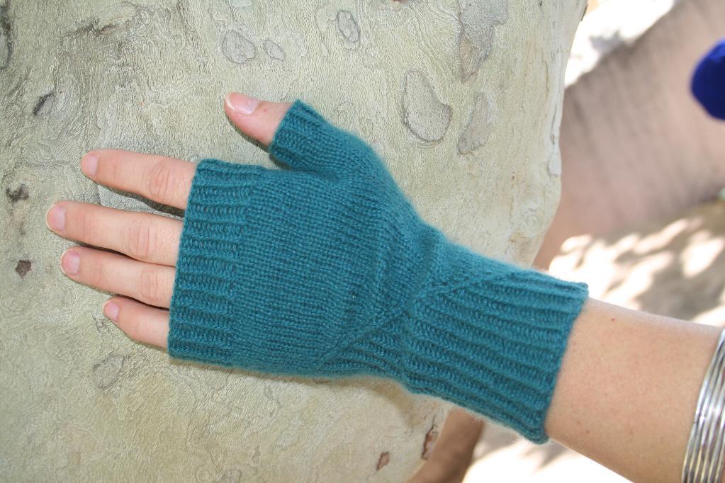 Featherweight cashmere gloves