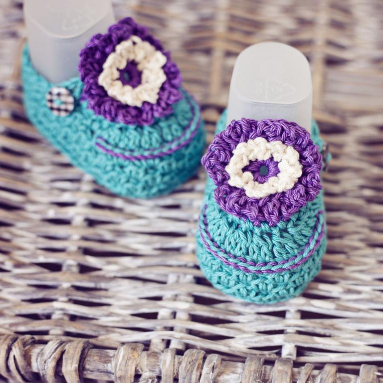 Violet flower crochet baby booties