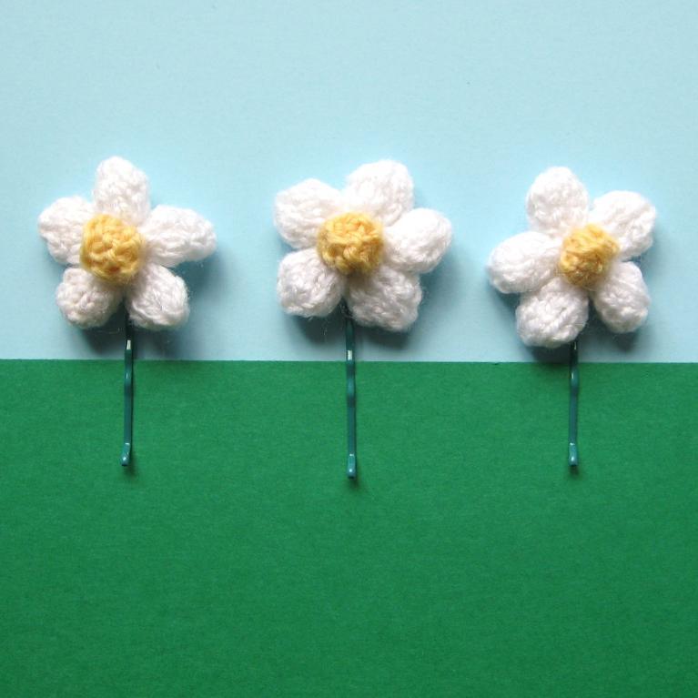 Daisy knitted hair accessory: www.craftsy.com