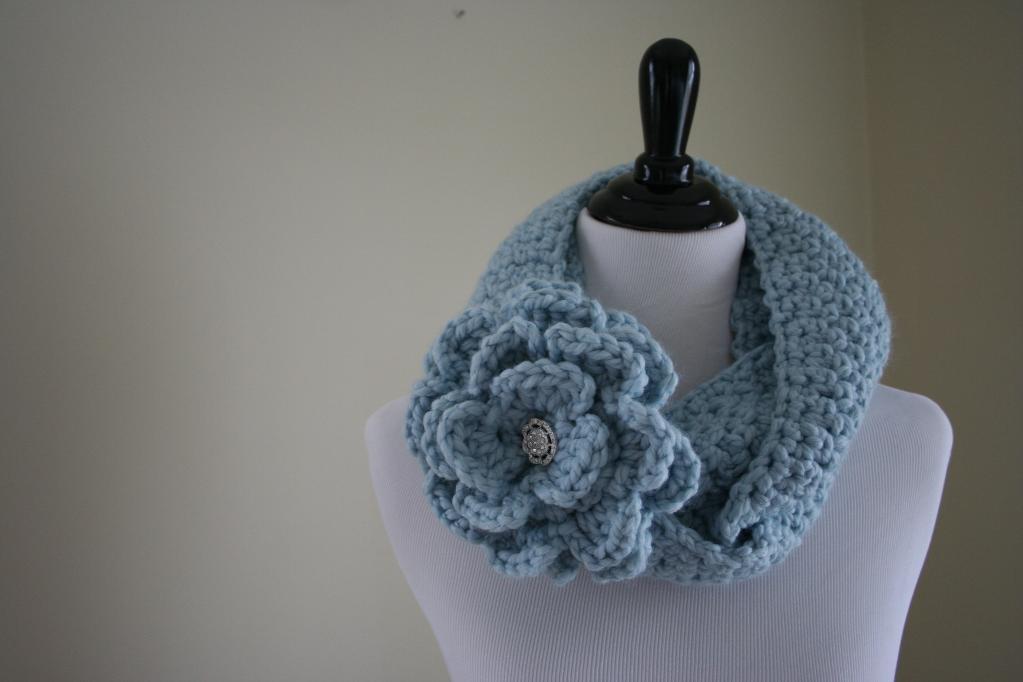 Rosette infinity scarf - Pattern on Craftsy 