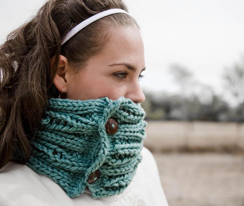 Knitted cowl with buttons