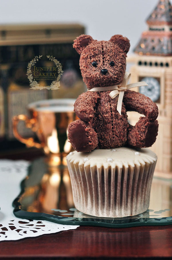 Make a cute teddy bear from modeling chocolate