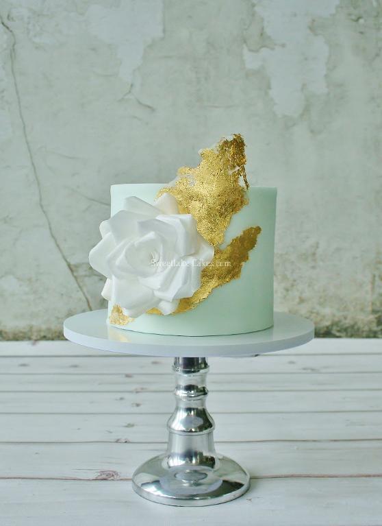 Wafer paper rose and gold leaf cake by Tamartaartje