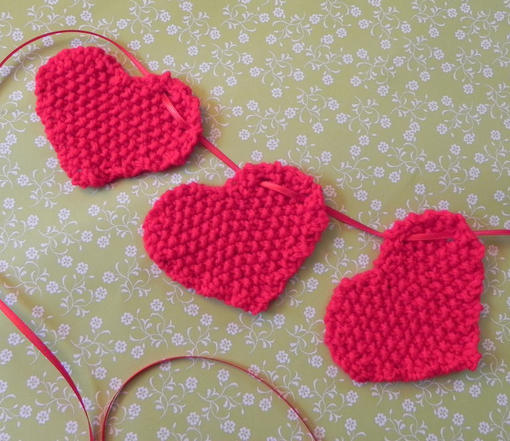 Little hearts knitted garland