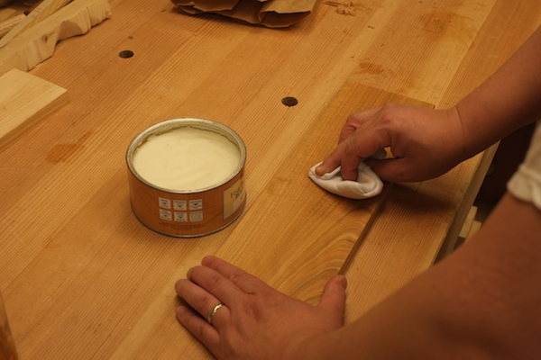 how to apply wax to wood