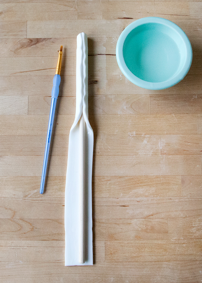 Making a lollipop dowel with fondant