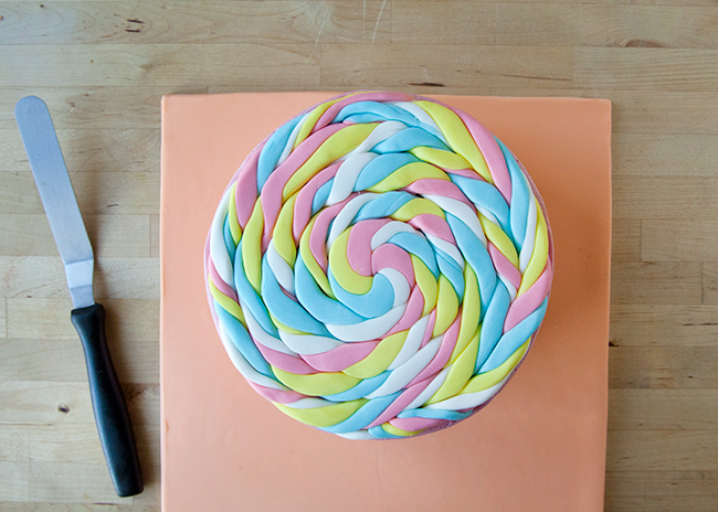 Complete lollipop disk made of fondant ropes
