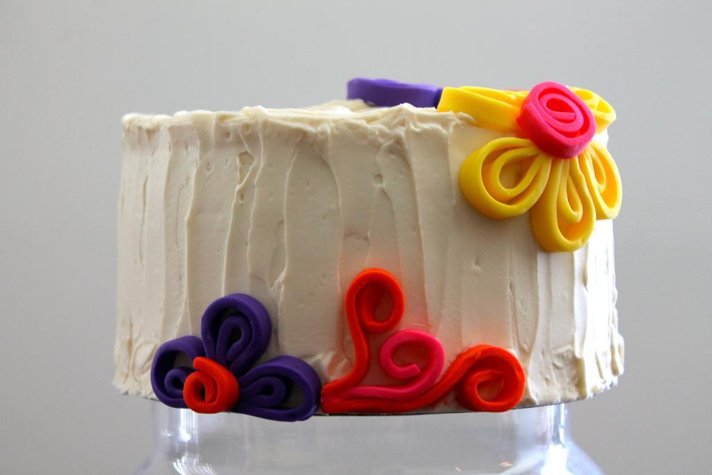 Simply sweet buttercream cake with quilled shapes