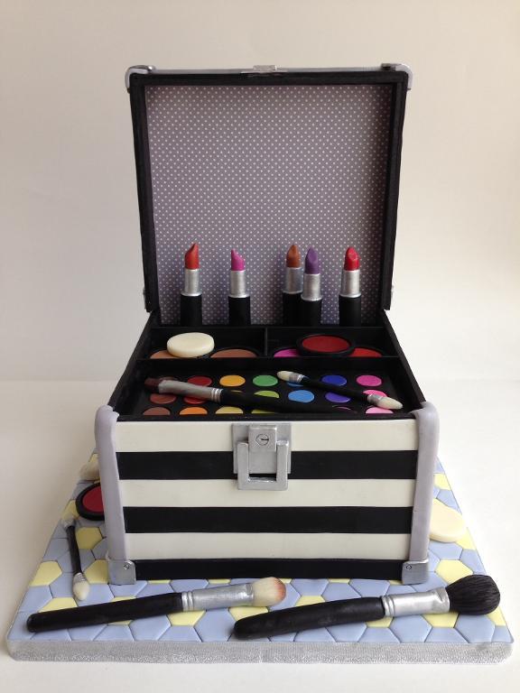 Makeup case cake by Bluprint member Irina Salazar