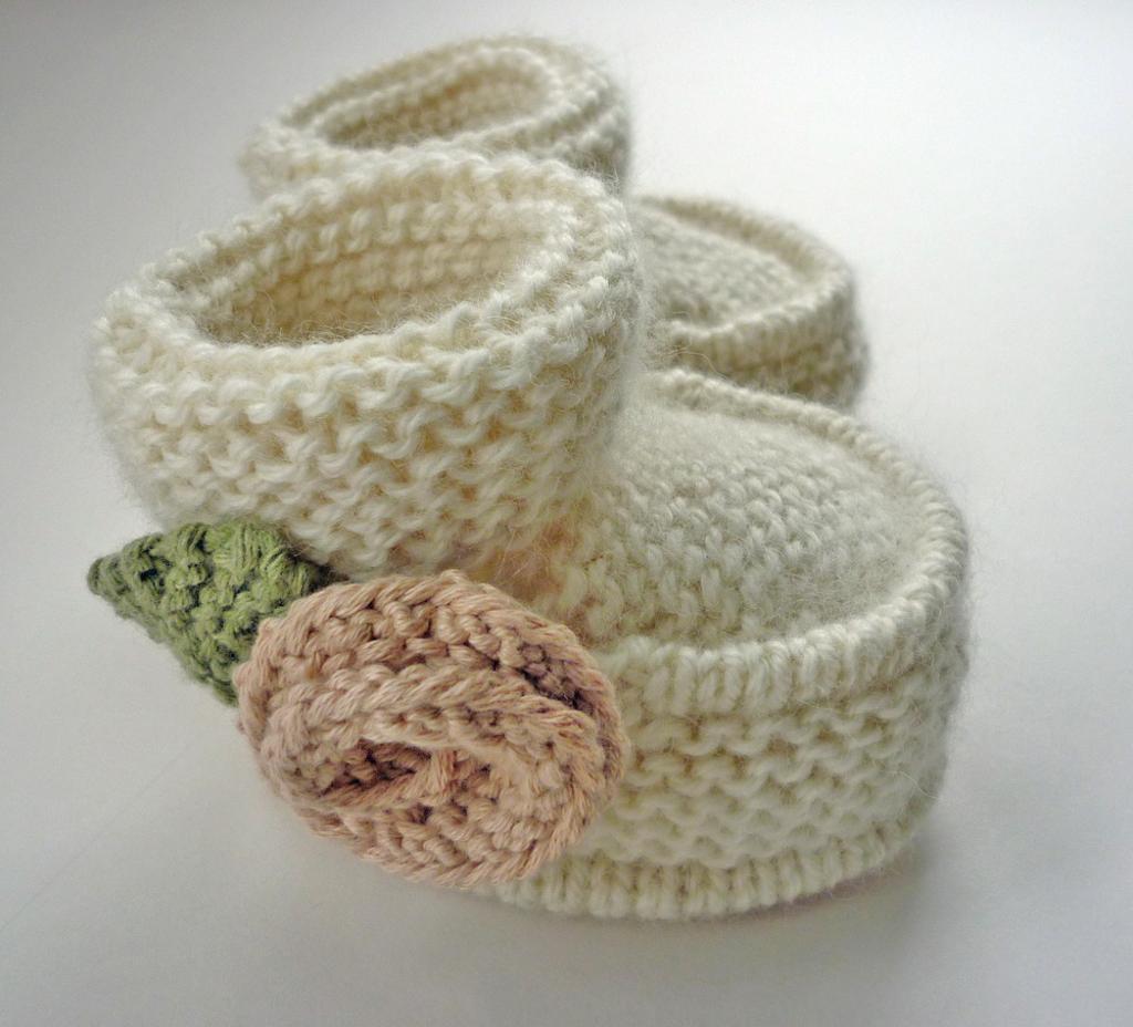 Knitted little rose booties