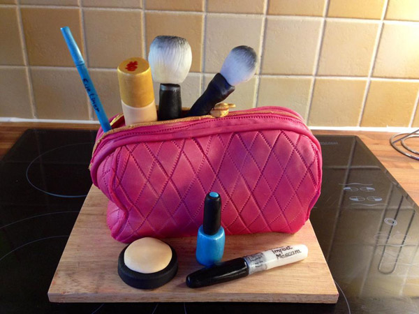 Make-up bag cake by Bluprint member Elke M