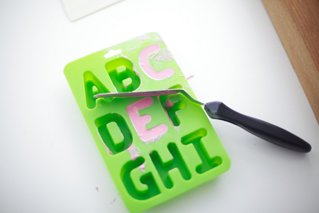 creating alphabet lettering for cakes using a mold