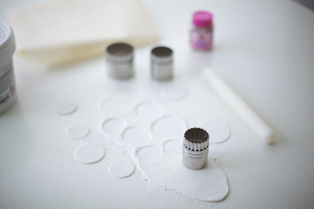 Cutting gum paste circles