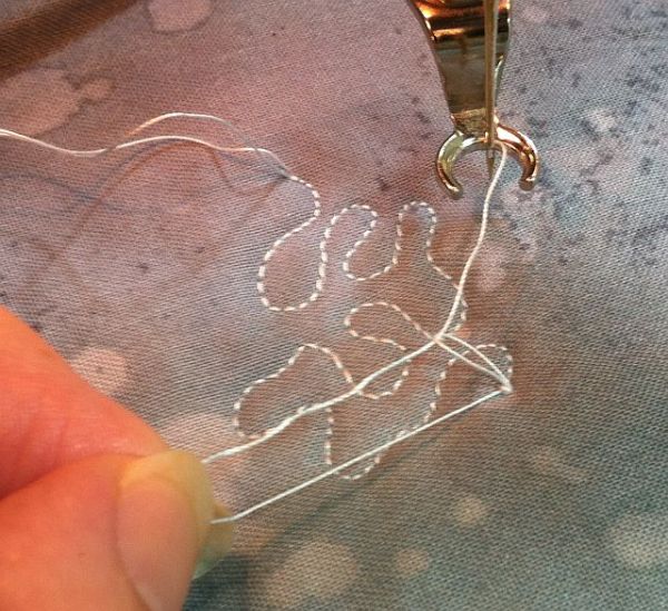 Pull the threads up when starting and stopping machine quilting