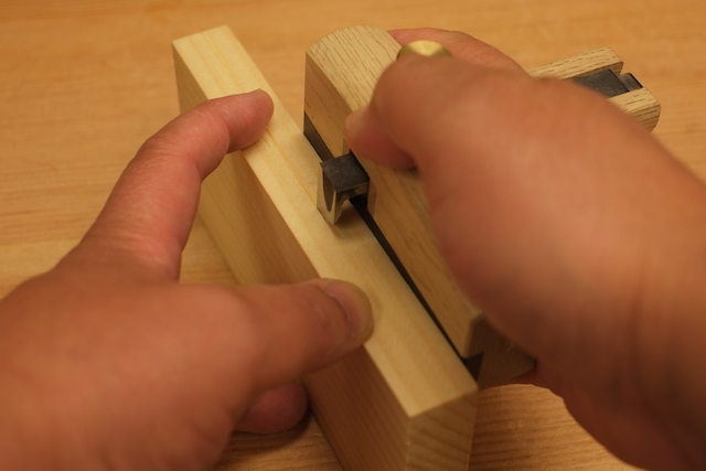 Marking the depth of the rabbet joint with a marking gauge
