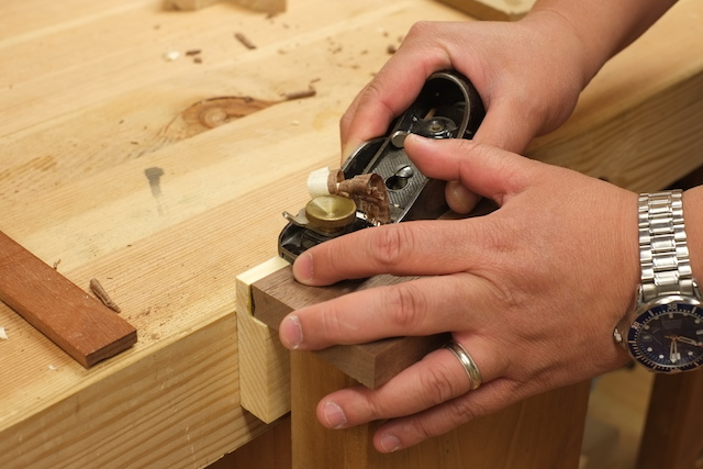 Cleaning up the rabbet joint with a block plane