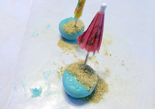 dipping your beach cake pops
