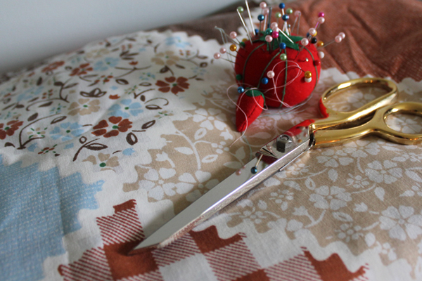 Cutting and pining a thrift store fabric find