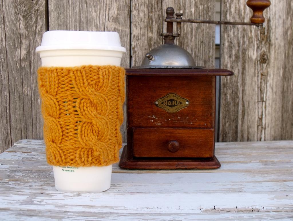 Cable knit coffee mug cozy