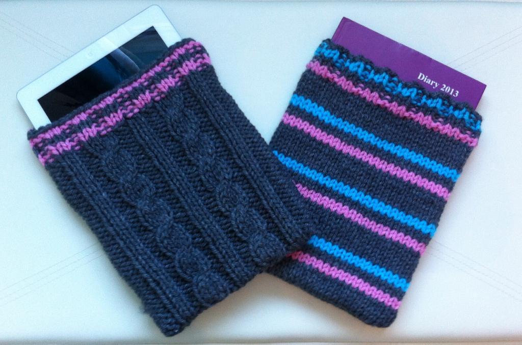 Cables and stripes knitted tech cases