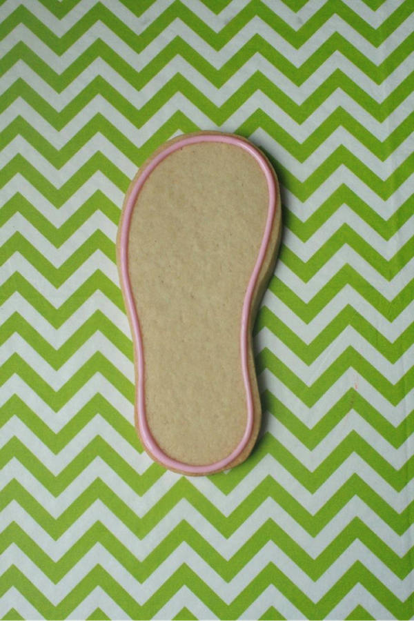 icing outlined cookie