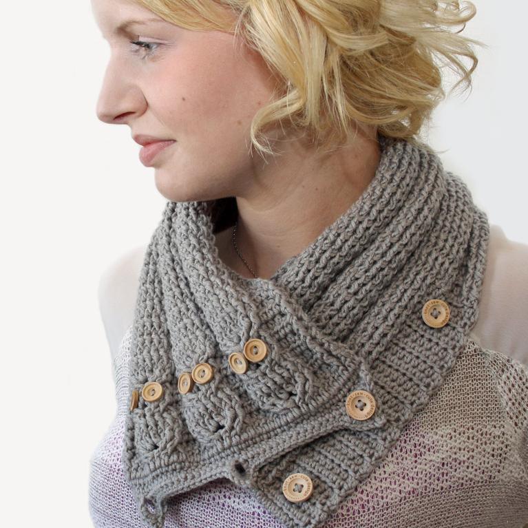 Crochet cabled owl neckwarmer