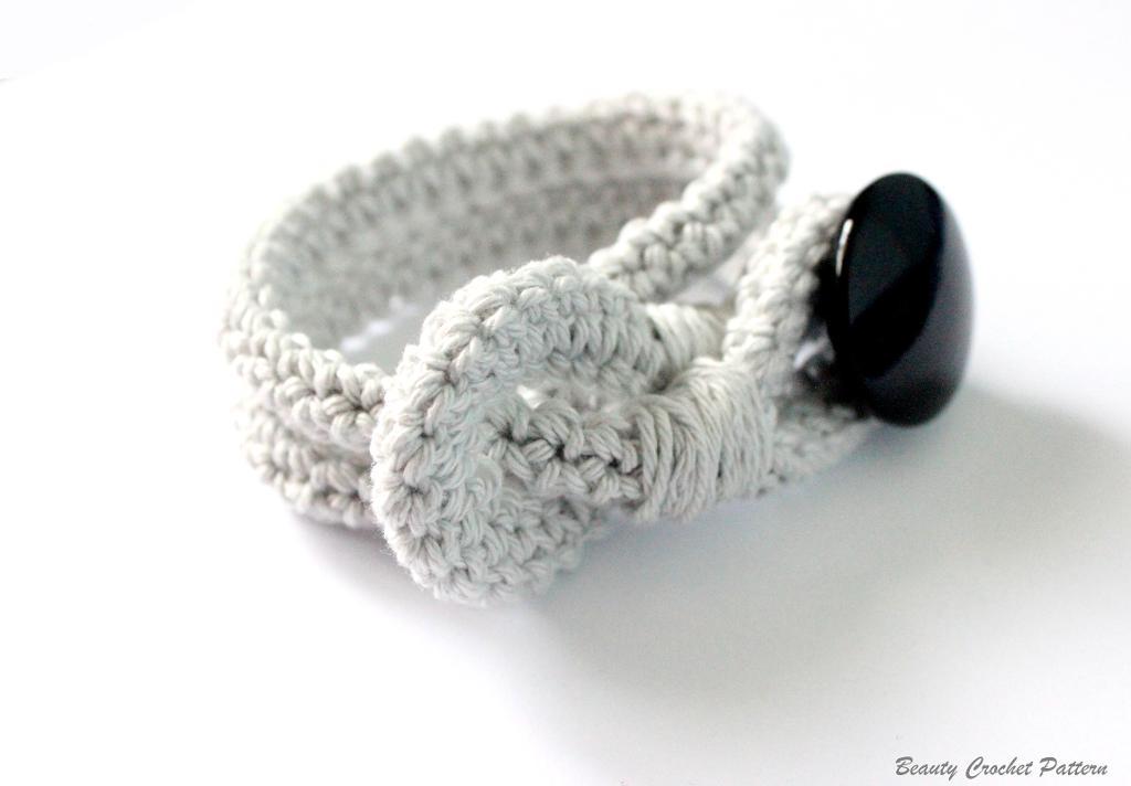 Crochet bracelet with button