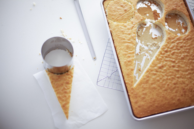 Shaping an ice cream cone cake