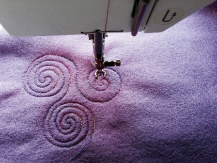 Free motion spiral quilting design