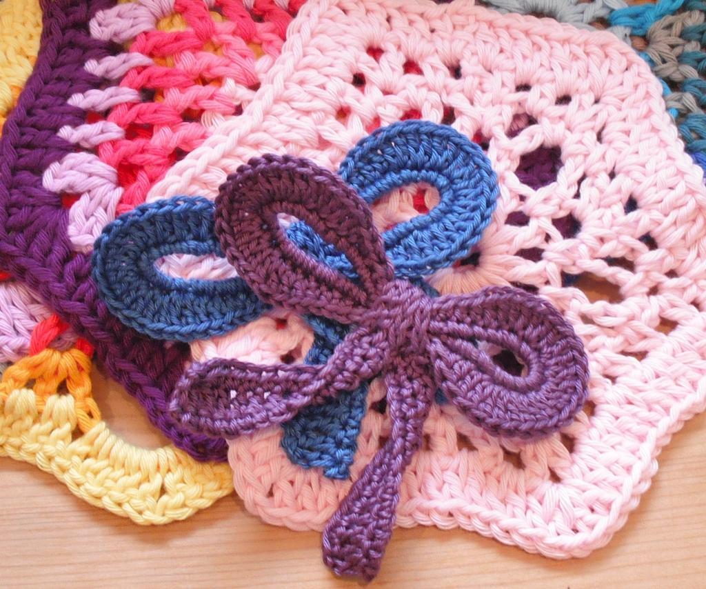 Bow Beautiful crochet brooch