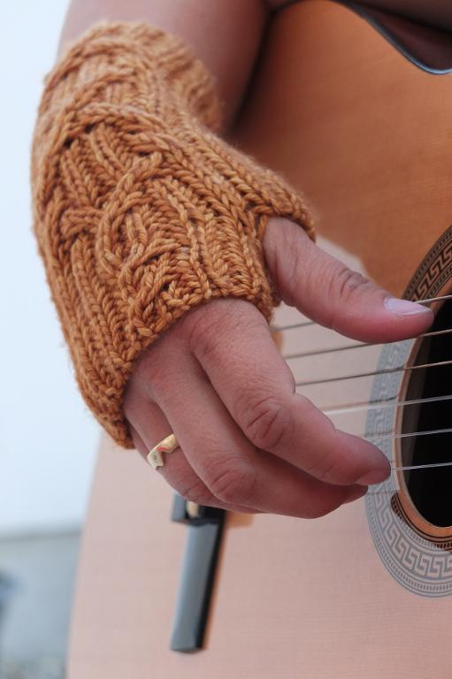 Knitted mittens for guitar players