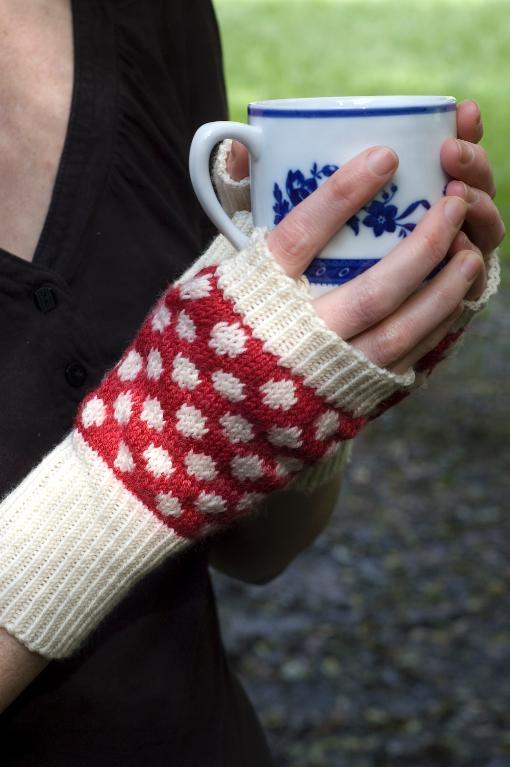 Amanita Muscaria fingerless gloves knitting pattern