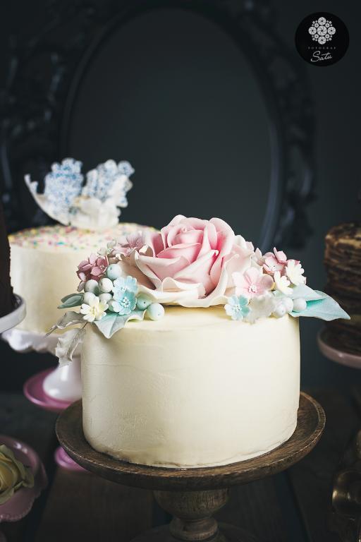 Pretty flowers buttercream cake
