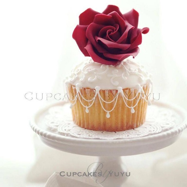 Royal Icing Stringwork cupcake