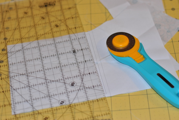 Rotary scissors to cut paper