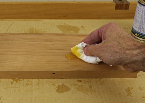 Applying gel varnish on wood
