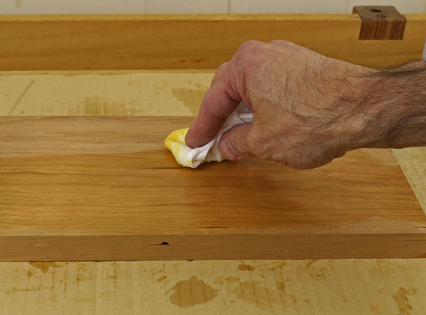 putting gel varnish on wood