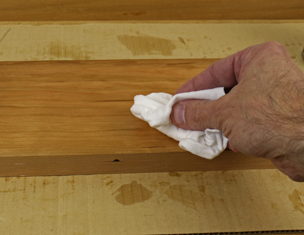 How to use gel varnish on wood