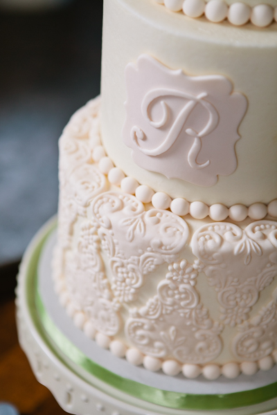Detail shot of beautiful wedding cake