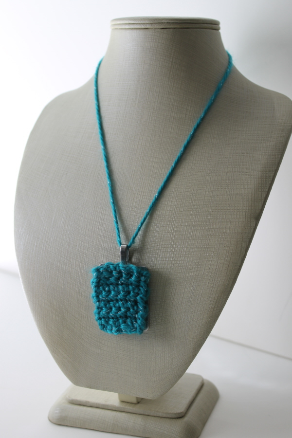 Crochet pendant necklace