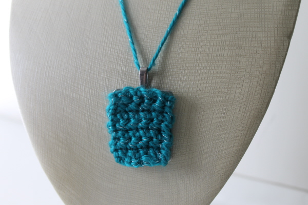 Crochet pendant necklace