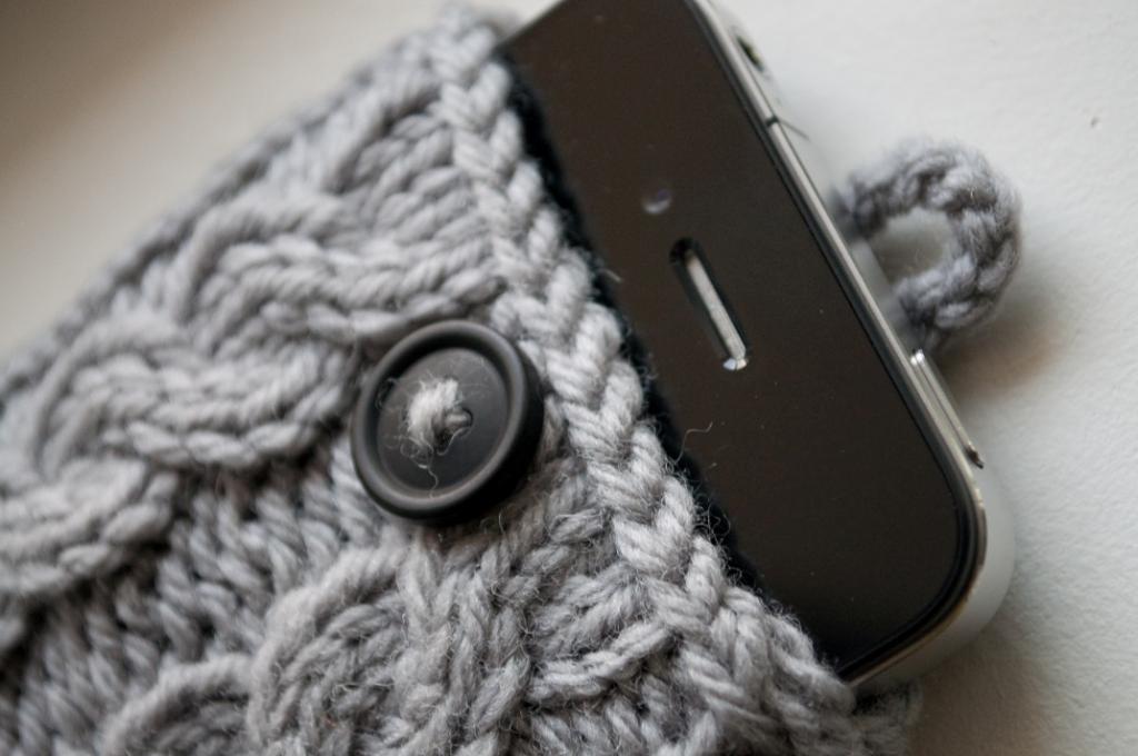 Cable Knit iPhone Case knitting pattern