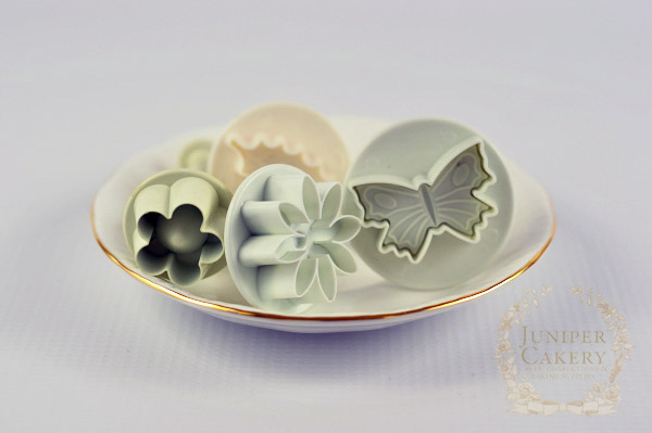 Indent fondant with relevant cutters before piping your design
