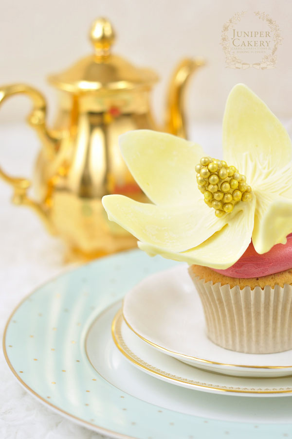 Make your own chocolate flower for cakes and cupcakes